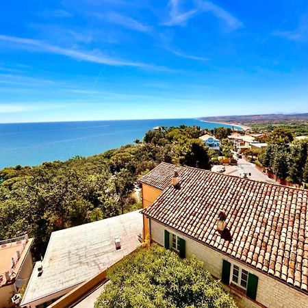 شقة Paulis - Semiattico In Pieno Centro A Sirolo, Con Meravigliosa Vista Mare المظهر الخارجي الصورة